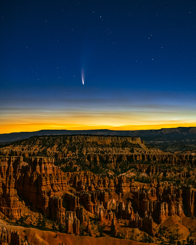 Comet NEOWISE setting over Bryce Canyon before sunrise, at Sunset Point.